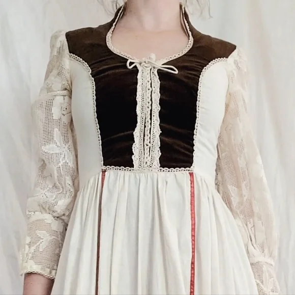 Vintage Gunne Sax Dress, 1970s authentic velvet & lace renaissance style - Picture 4 of 12